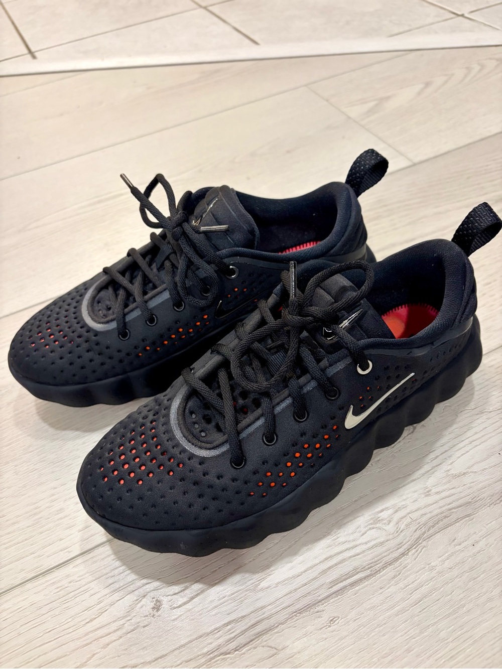 Nike Mind 002 Black Hyper Crimson Women’s 9 Authentic